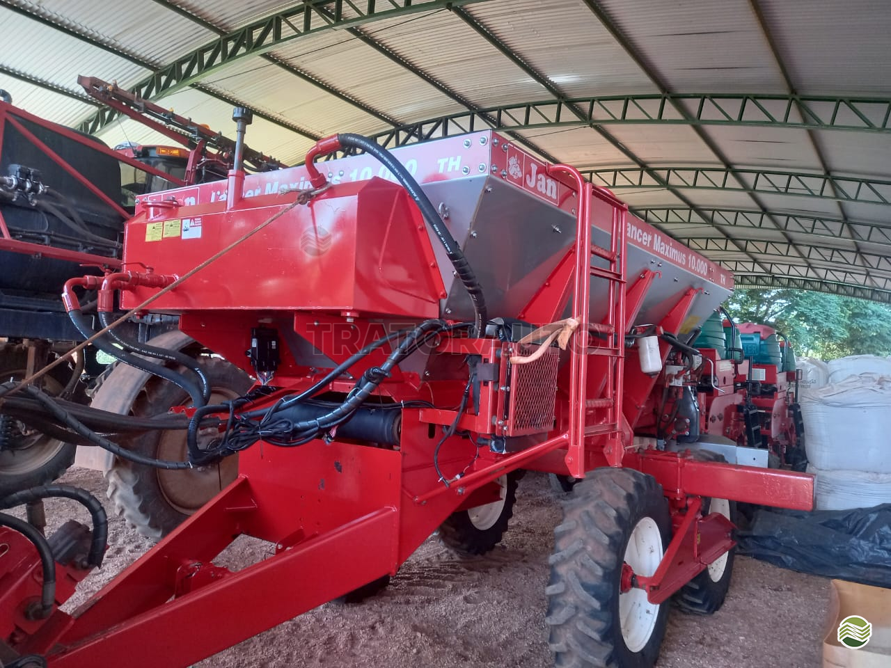 IMPLEMENTOS AGRICOLAS DISTRIBUIDOR ADUBO E CORRETIVOS Tratorauto Tratores - Landini UBERLANDIA MINAS GERAIS MG